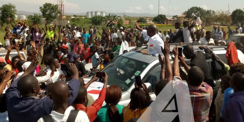 Le cortège de Martin Fayulu quitte l'aéroport de Bunia et se dirige au centre ville