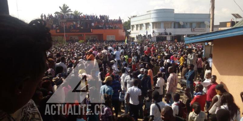 Une foule immense attend Martin Fayulu sur le boulevard de Libération à Bunia