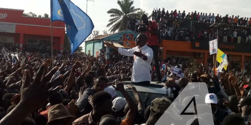 Martin Fayulu dans une immense foule sur le boulevard de Libération à Bunia