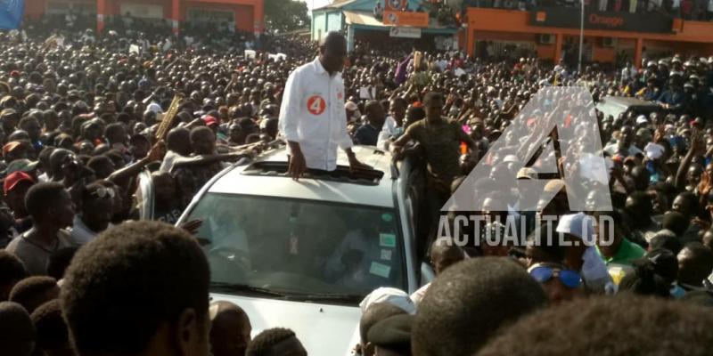 Martin Fayulu dans une immense foule sur le boulevard de Libération à Bunia