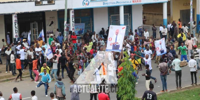 Les militants mobilisés près de l'aéroport de Kindu à l'occasion de l'arrivée de Martin Fayulu