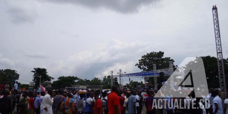 A place Ste Thérèse de N'djili, montage de podium pour le meeting de Martin Fayulu.