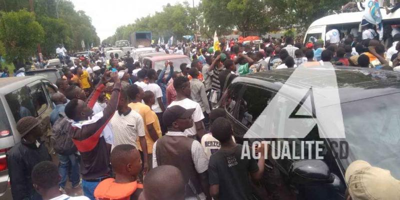 Les militants près de l'aéroport de Luano à Lubumbashi pour accueillir Martin Fayulu