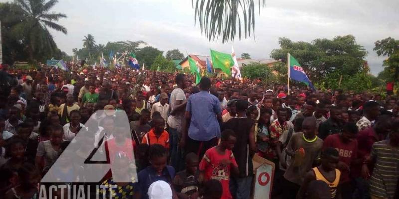 Les militants accompagnent le cortège de Martin Fayulu de l'aéroport de Kikwit.