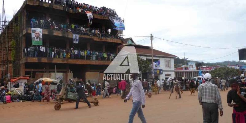 Les militants perchés sur un chantier à la place VGH à Butembo pour attendre le meeting de Martin Fayulu