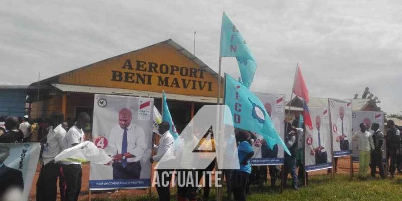 Les militants rassemblés à l'aéroport de Mavivi (Beni) pour accueillir Martin Fayulu