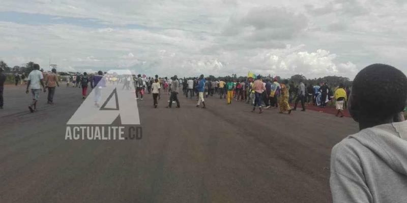 Les militants de l'opposition sur la piste de l'aéroport de Mavivi (Beni) ayant pris un aéronef pour avion de Fayulu