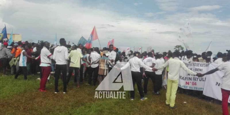 Les militants de l'opposition à l'aéroport de Mavivi à Beni pour accueillir Martin Fayulu