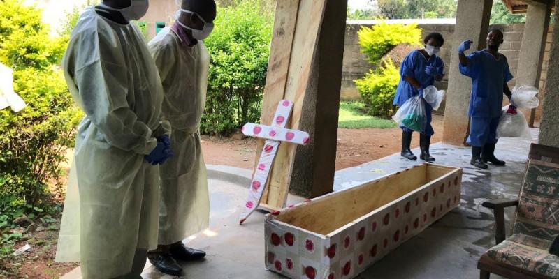 Des agents de santé s'apprêtent à enterrer une personne probablement morte d'Ebola / Ph. Droits tiers 