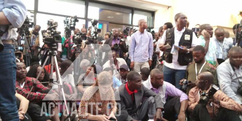 Les journalistes en en attente de la conférence de presse de Corneille Nangaa au siège de la CENI à Kinshasa. Ph. Christine Tshibuyi