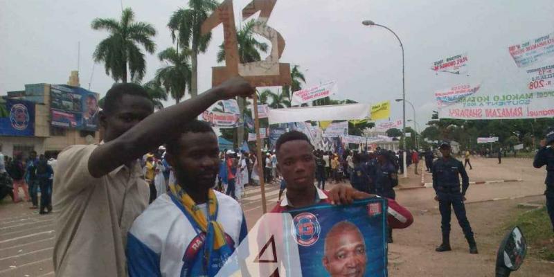 Les militants à la place de la poste à Kisangani pour attendre Ramazani Shadary.