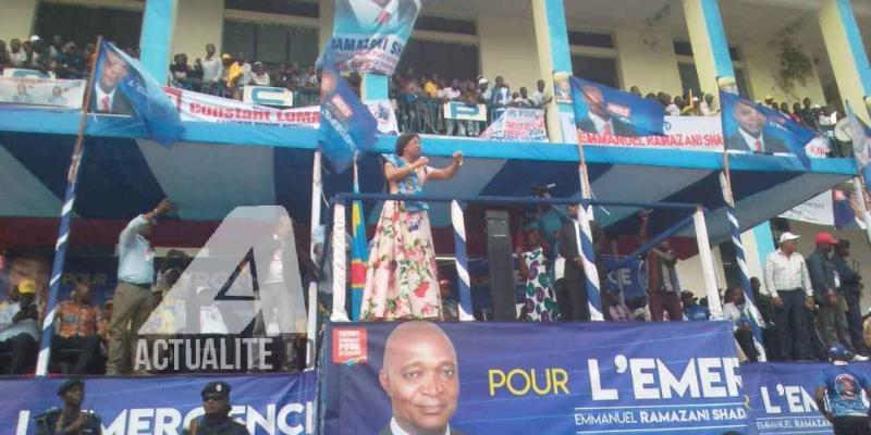 Olive Lembe au podium lors du meeting de Ramazani Shadary, candidat du FCC samedi 14 décembre 2018 à la place de la poste à Kisangani.