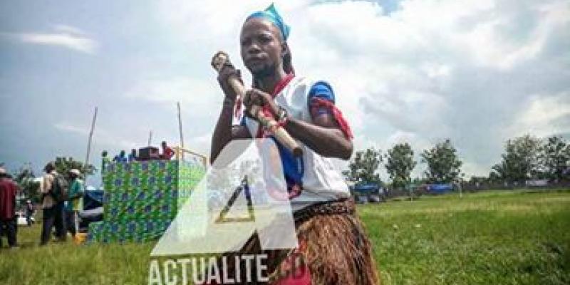 Un artiste folklorique lors des préparatifs d'accueil de Ramazani Shadary à Mbandaka