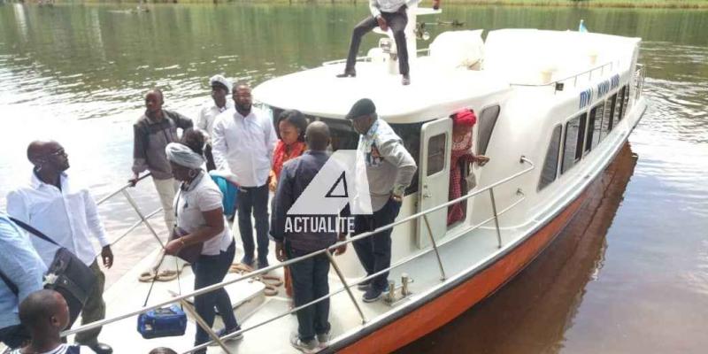 La bateau transportant Félix Tshisekedi et Vital Kamerhe lors de l'accostage à Katana