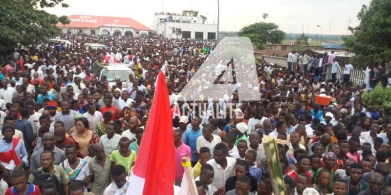 Le cortège de Félix Tshisekedi et de Vital Kamerhe accompagné par des milliers de militants à Mbuji Mayi.