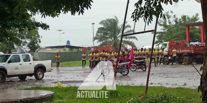 Les militants sous la pluie en attendant le meeting de Shadary