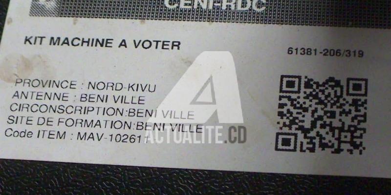 Étiquette sur une machine à voter à Panzi