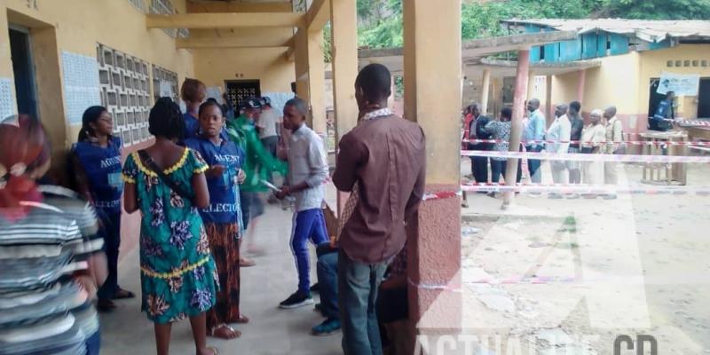 Des électeurs dans un centre de vote à Matadi. Photo: Dany Kindanzita