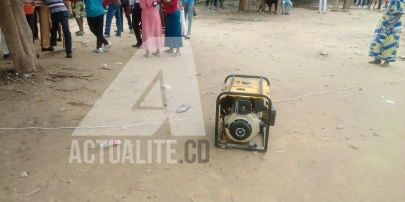 Un groupe électrogène allumé dans un centre de vote à Matadi