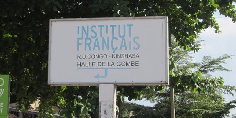 A l'entrée de l'Institut français de Kinshasa/Ph. Droits tiers