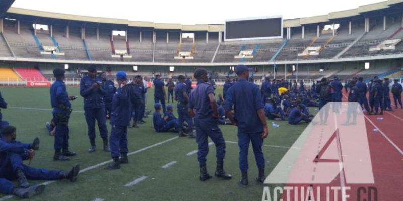 Les policiers sur l'aire de jeu après le derby V CLUB-DCMP.