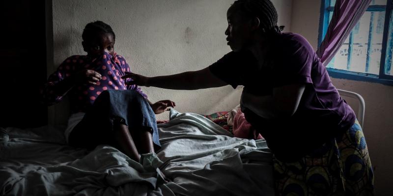 Une mère au chevet de sa fille souffrant des troubles mentaux au centre Tulizo Letu