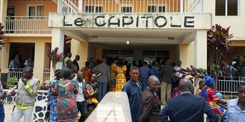 Devant l'Assemblée provinciale de Kasaï Central