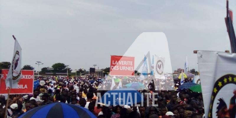 Les militants de Lamuka en attendant le meeting à la place Sainte-Thérèse.