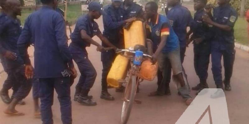 Les policiers impayés manifestent leur colère en s'en prenant aux citoyens sur le boulevard Mobutu à Gbadolite.