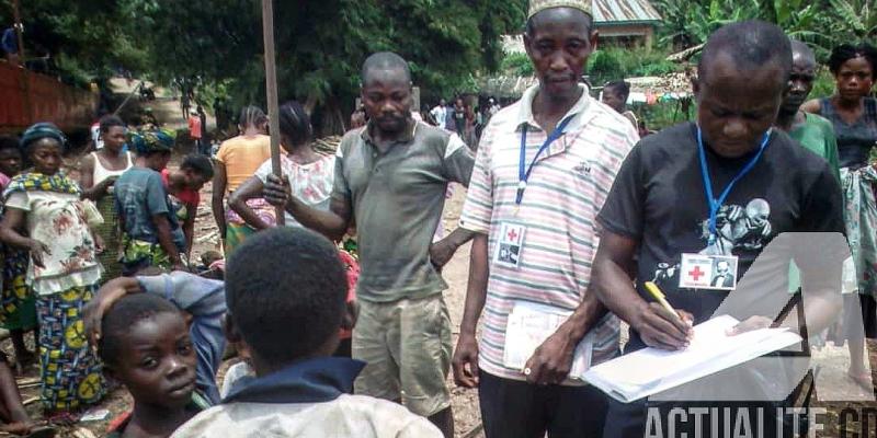 La Croix-Rouge recense les déplacés de Lowa à leur arrivée à Ubundu/Ph Ernest Mukuli.