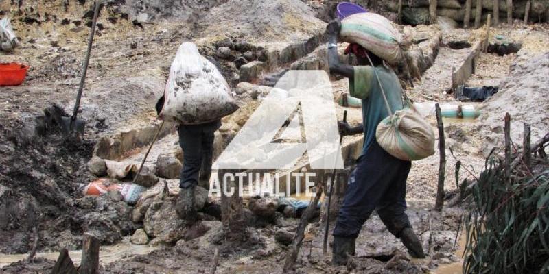 Les creuseurs artisanaux dans une mine de coltan à Rubaya (Masisi).