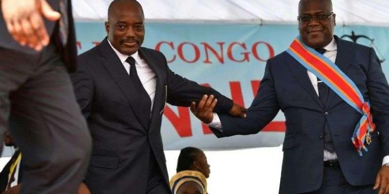 Félix Tshisekdi (d), au côté de Joseph Kabila, descend de l'estrade où il a prêté serment lors d'une cérémonie au palais de la Nation, siège de la présidence, le 24 janvier 2019 à Kinshasa AFP - TONY KARUMBA