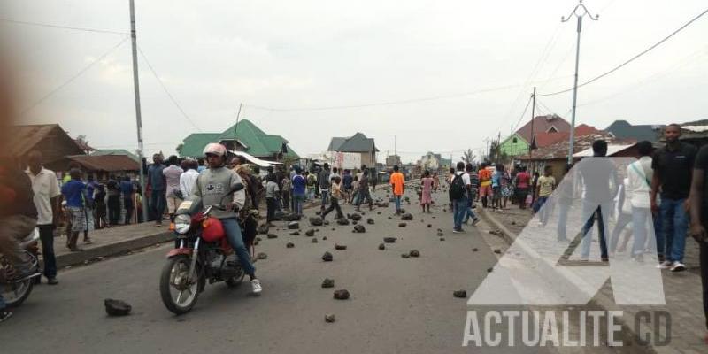 Les pierres jetées sur la chaussée lors d'une manifestation de la population à Goma/Ph Jonathan Kombi ACTUALITE.CD
