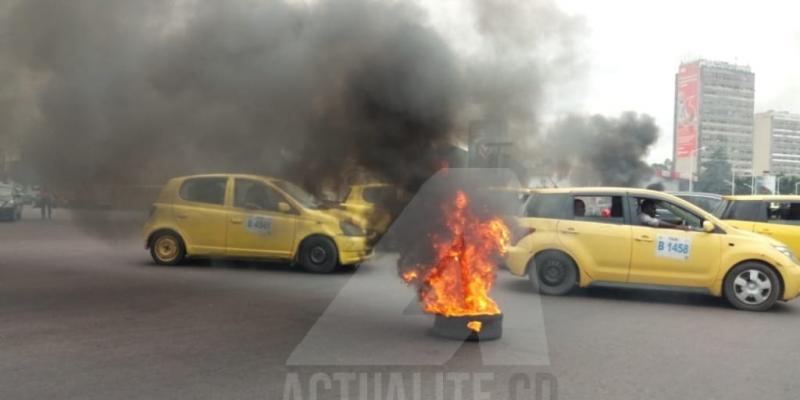 Brûlure des pneus sur le boulevard par les militants de l'UDPS/Ph. Fonseca Mansianga ACTUALITE.CD