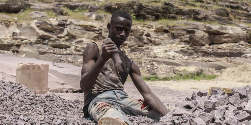 Un adolescent qui concasse des roches à Mont Ngafula