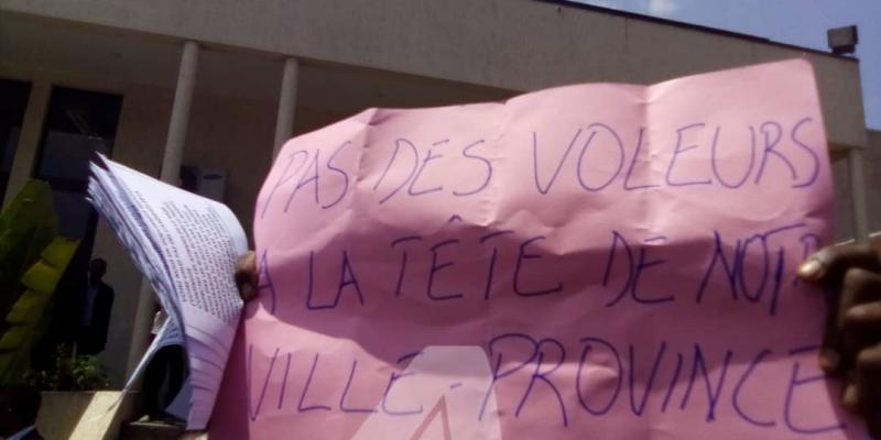 Manifestation des mouvements citoyens à l'assemblée provinciale de Kinshasa pour dénoncer la gestion du gouverneur André Kimbuta et la candidature de Gentiny Ngobila à l'élection de gouverneur de Kinshasa/Ph Auguy Mudiayi ACTUALITE.CD