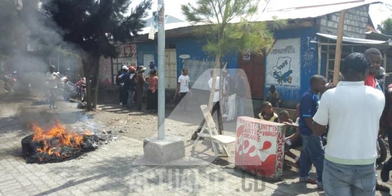 Les militants de l'UDPS lors d'une manifestation au siège du parti à Goma après l'échec du parti aux sénatoriales