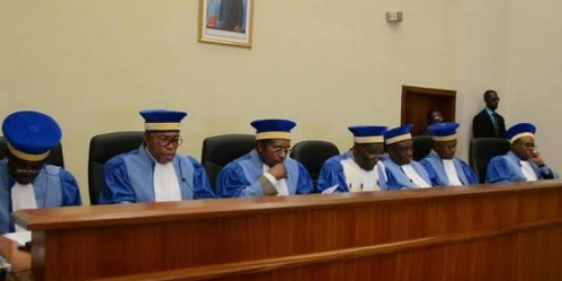 Les juges de la Cour constitutionnelle en audience 