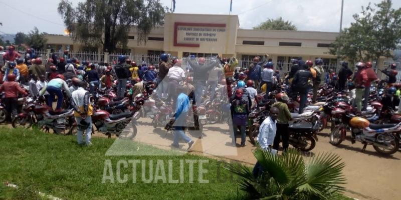 Manifestation des taxis-motos devant le gouvernorat de province contre une nouvelle plaque d'immatriculation instaurée par les autorités/Ph Justin Mwamba ACTUALITE.CD