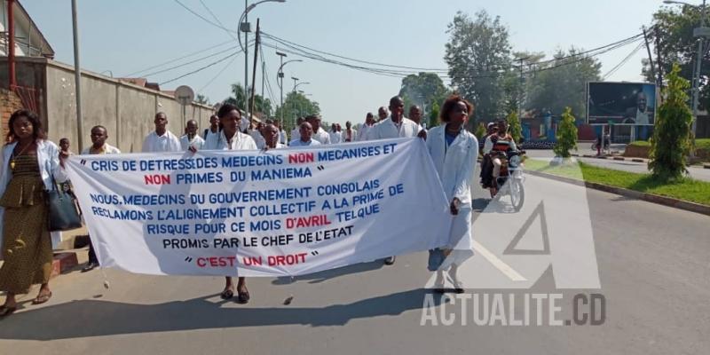 Marche des médecins dans la ville de Kindu pour réclamer la prime de risque/Ph. Chadrack Londe depuis Kindu