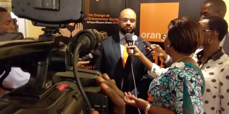 Steve Lusende, secrétaire général de Orange RDC, s'exprime devant la presse