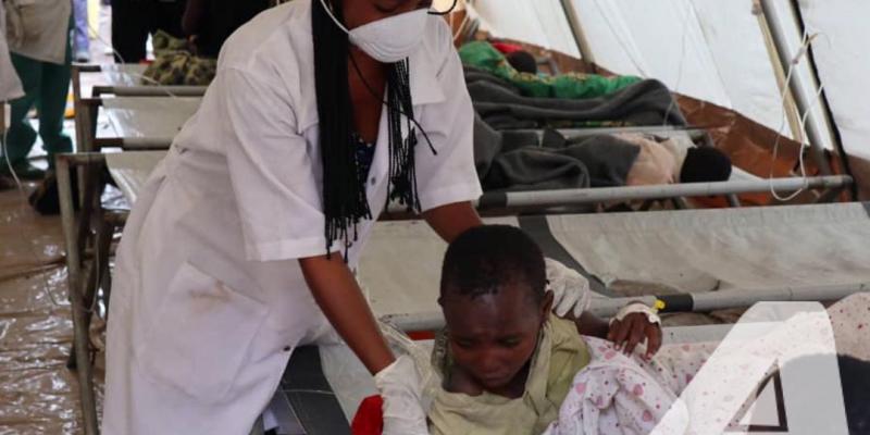 Infirmière soignant un enfant malade.