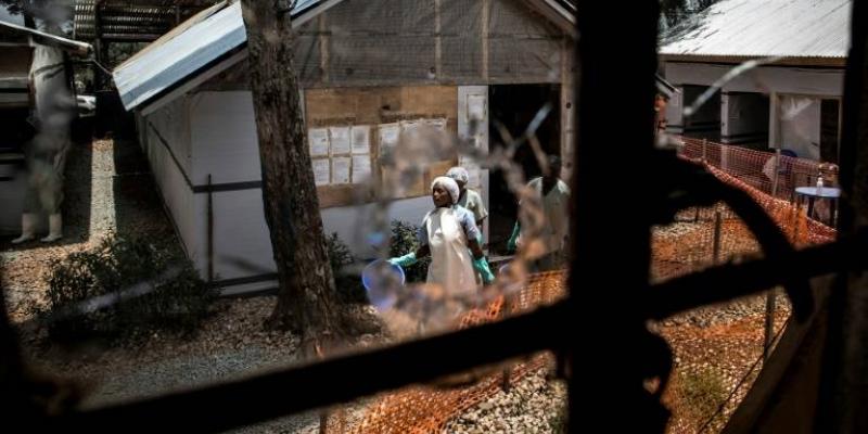 Du personnel médical vu à travers une vitre d'un centre de traitement d'Ebola / Droits tiers 