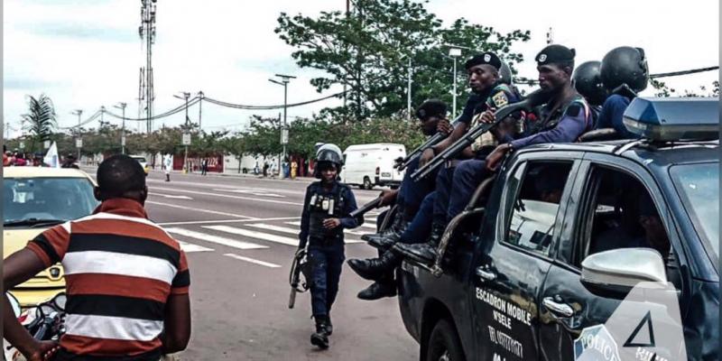 Une jeep de la police avant l'arrivée de Martin Fayulu / Ph. Christine Tshibuyi 