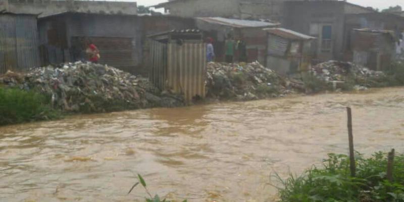 Des maisons construites au bord de la rivière Kalamu à Kinshasa/Ph ACTUALITE.CD