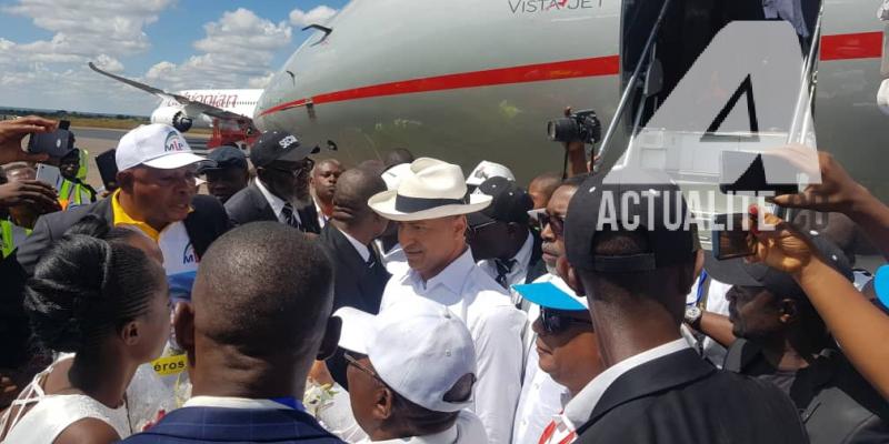 Moise Katumbi à la descente de l'avion. Ph/Christine Tshibuyi