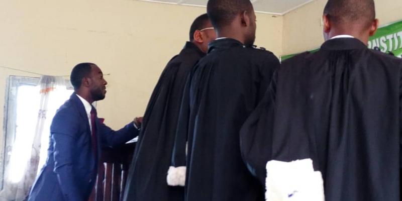 Jean Paul Lumbulumbu (en veste bleue) et les avocats de l'AFDC-A à la barre devant la Cour d'appel de Goma/Ph Jonathan Kombi ACTUALITE.CD