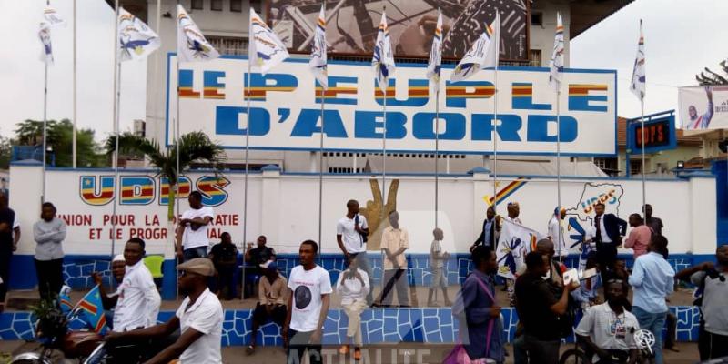 Les militants de l'UDPS au siège du parti à Limete le jeudi 30 mai 2019 en attendant l'arrivée de la dépouille d'Etienne Tshisekedi/Ph Christine Tshibuyi ACTUALITE.CD