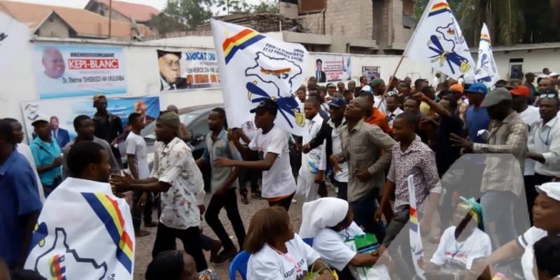 Les militants de l'UDPS devant le siège du parti à Limete le jeudi 30 mai 2019 en attendant l'arrivée de la dépouille d'Etienne Tshisekedi/Ph Christine Tshibuyi ACTUALITE.CD