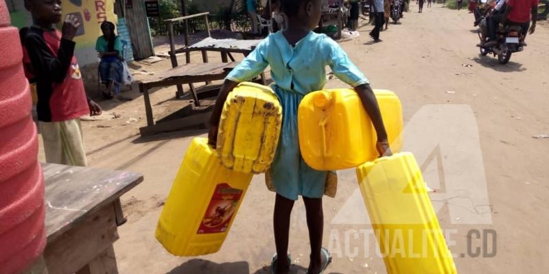 Dorcas, fillette de 7ans qui va puiser de l'eau avec ses bidons de 25 litres